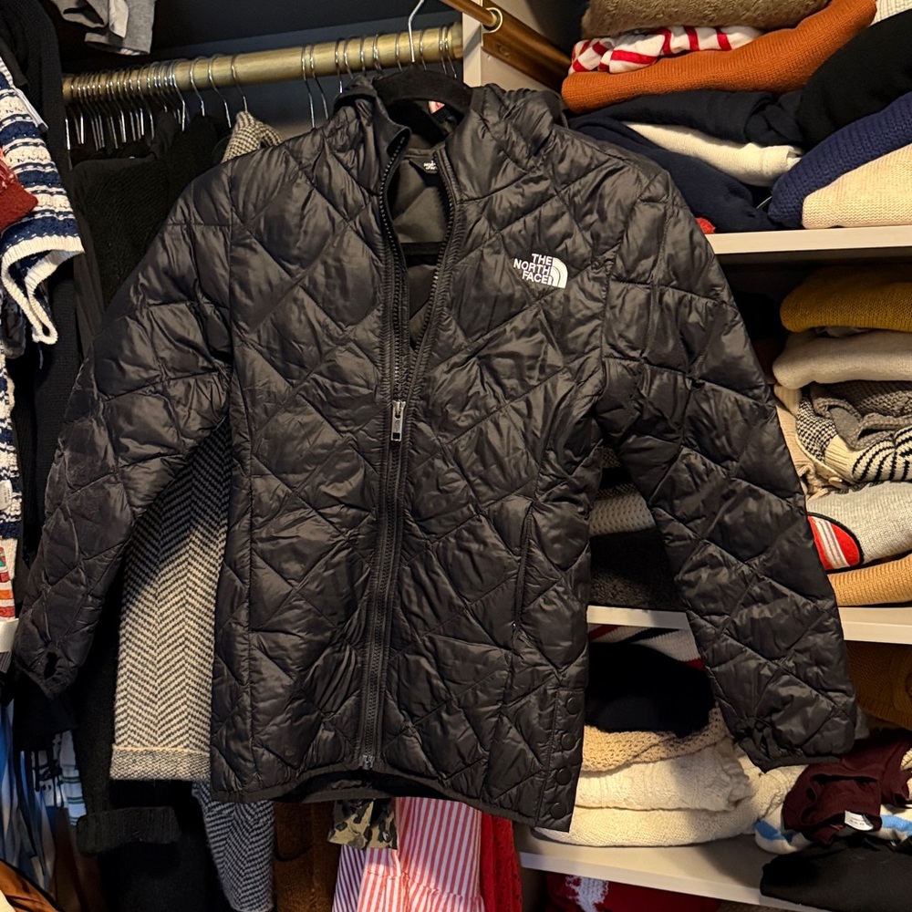 The North Face girls Black Quilted lightweight jacket. Size S